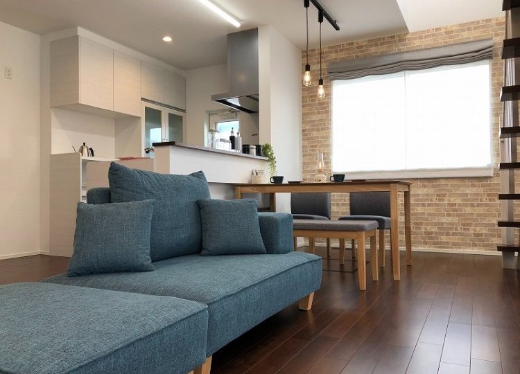 夏も冬も快適な室温で過ごせるということです。

家全体の空調を自動で調整し、夏は涼しく冬は暖かいという快適さが実現します。
温度が一定に保たれているので、冬場の廊下や脱衣所もリビングと一緒で暖かく、移動も快適です。