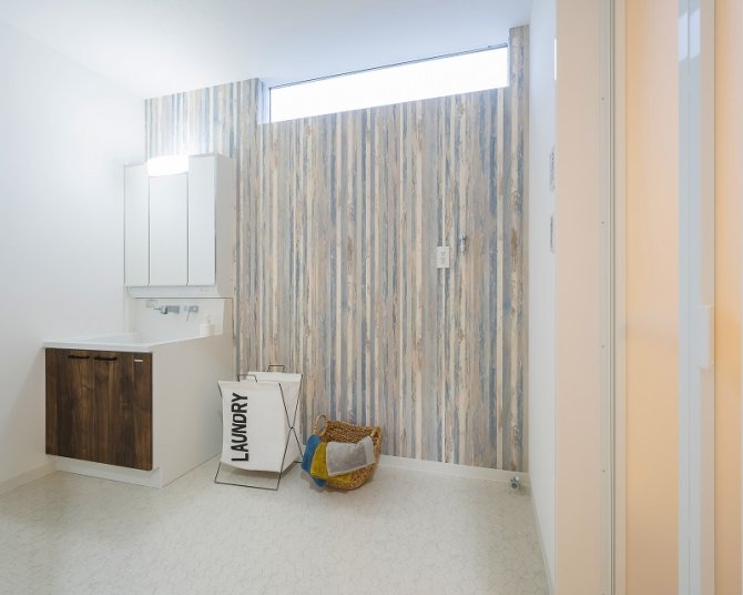 ストライプ柄のクロスを採用した洗面室。素材感のあるクロスが空間に奥行きとアクセントを加え、上質で洗練された印象になります。