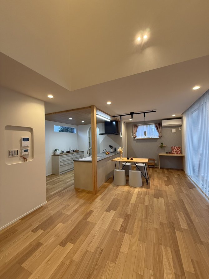 リビングに設けた吹き抜けが、空間全体に明るさと開放感をもたらします。
日中は自然光がたっぷり入り、家族が集まるリビングを心地よい場所に。
毎日の暮らしの中で、「安心」と「ゆとり」を感じられます。