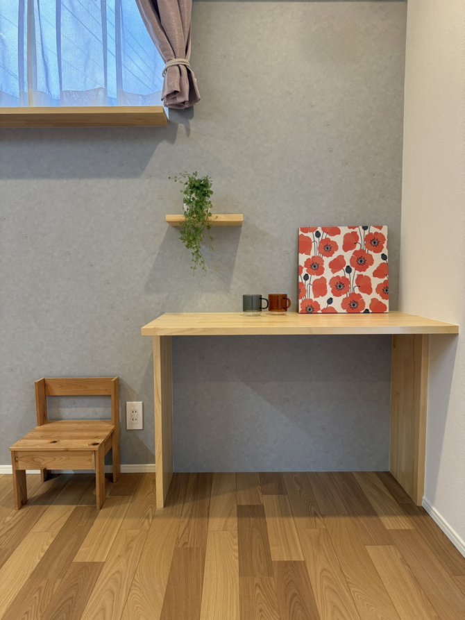 LDKの一角に設けたワークスペースは、ちょうどいい居場所。コンパクトながらも、窓からやさしい自然光が入り、日中は照明に頼らず快適に作業ができます。リビングと程よく距離を保ちながらも家族の気配を感じられるため在宅ワークやお子さまの学習、家事の合間の作業スペースとしても活躍します。