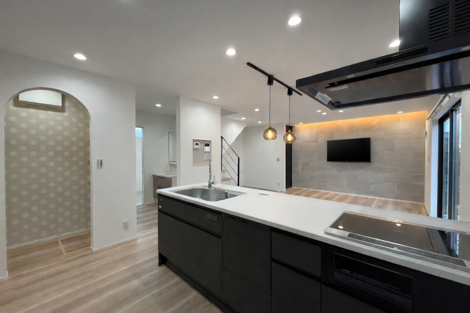 キッチンに立つと、リビング・ダイニングまで見渡せる間取り。正面にはエコカラットとテレビニッチを設け、開放感のある空間にホテルライクな上質感をプラスしました。回遊動線により、家事や移動もスムーズ。見た目の美しさと暮らしやすさを両立したLDKです。