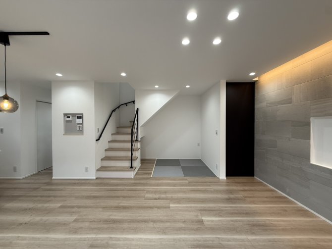 LDKの一角に設けた畳コーナーは、空間にほどよい落ち着きをもたらすくつろぎのスペース。階段下のスペースは、お子様のおもちゃなどを収納できリビングまわりをすっきり保てるのもポイントです。