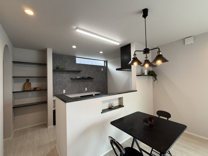 シンプルなモノトーンでまとめたLDK。
ニッチや飾り棚を設け、インテリアや小物を見せる収納として楽しめます。またダイニングテーブル横のニッチは、コンセント付き。ホットプレートやタコ焼き器を使うときにも役立ちます◎