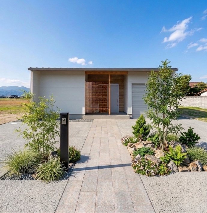 中庭を囲むコの字型ガレージハウス