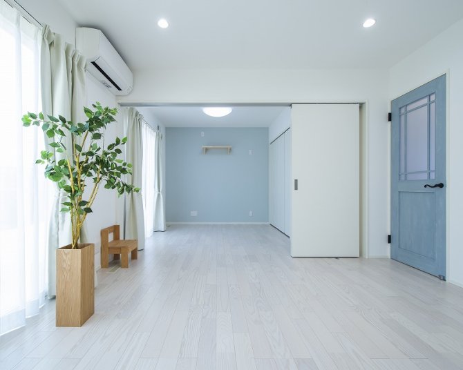 LDKと隣接した洋室は、ブルーのアクセントクロスを採用。白を基調とした内装に淡いブルーが映え、ほどよい個性をプラスしています。引き戸を開ければリビングと一体で使え、閉めれば個室としても活躍。家族の成長や暮らしの変化に柔軟に対応できる一室です。