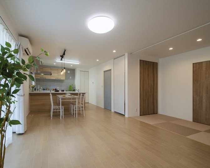 ナチュラルな木目調が心地よいLDKは、キッチンとダイニングがつながる開放的な空間。隣接する和室は多目的に使え、家族の暮らしにゆとりをもたらします。