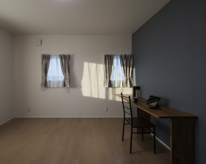 落ち着いたブルーのアクセントクロスと造作デスクが印象的なワークスペース。
シンプルでゆとりのある空間は、在宅ワークや趣味に集中できる環境を整えます。
小窓からの自然光がやさしく差し込み、心地よく過ごせます。