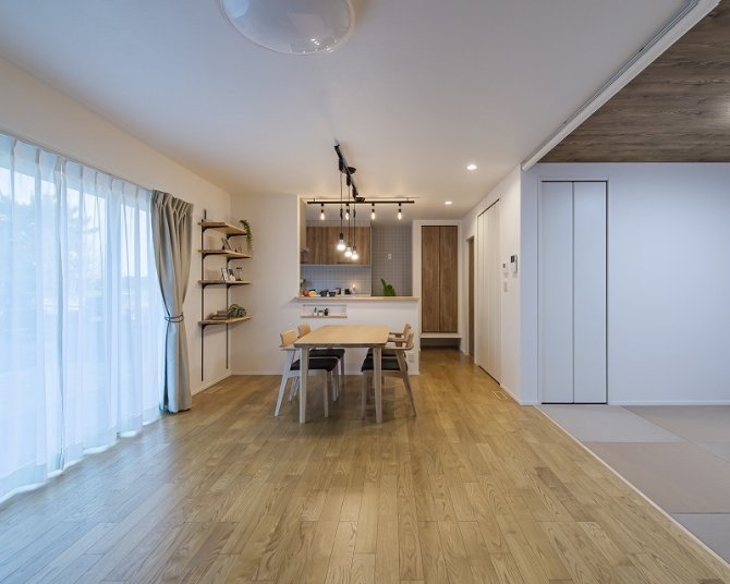 やわらかな光に包まれる開放的なLDK。
キッチンから家族の様子が伺え、家族との時間がもっと身近になります。