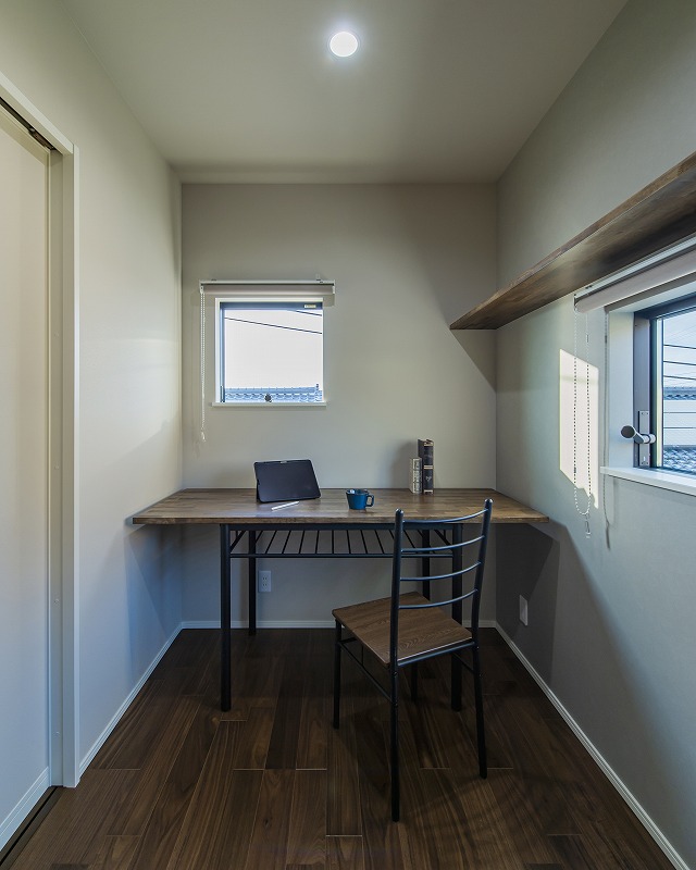 コンパクトでも快適なワークスペース。
2面採光で明るく、作業に集中できる落ち着いた空間です。