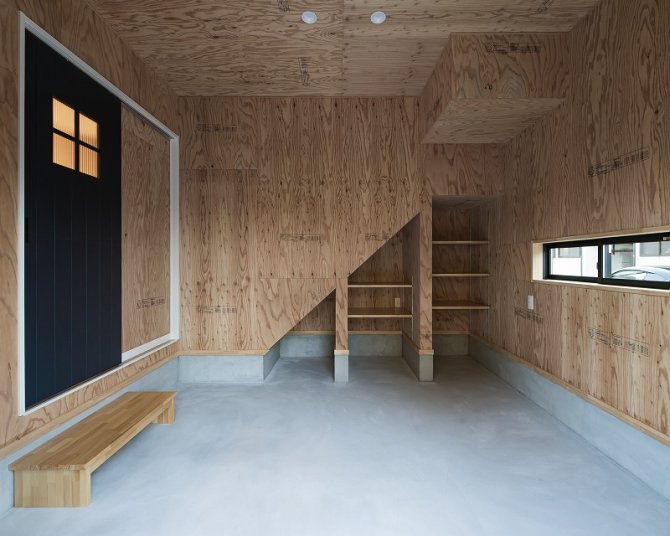 コンパクトでも快適なワークスペース。
2面採光で明るく、作業に集中できる落ち着いた空間です。