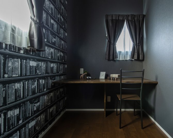 シックな色合いとブック柄のクロスが印象的な書斎スペース。
落ち着いた雰囲気の中で集中でき、読書や作業にぴったりの空間です。
造作カウンターが部屋にフィットし、コンパクトながら機能性も抜群です。
