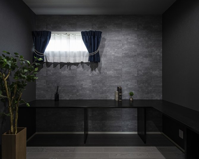 ダークトーンでまとめた重厚感ある書斎空間。
L字型のカウンターで作業効率もUPし、集中しやすい環境です。