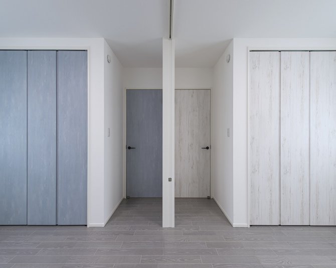 色違いで遊ぶ、ツートンコーデの子ども部屋。
左右対称のレイアウトにそれぞれ異なるブルー系とホワイト系の建具を採用。
個性を大切にしながらも統一感があり、成長に合わせて使いやすい空間です。