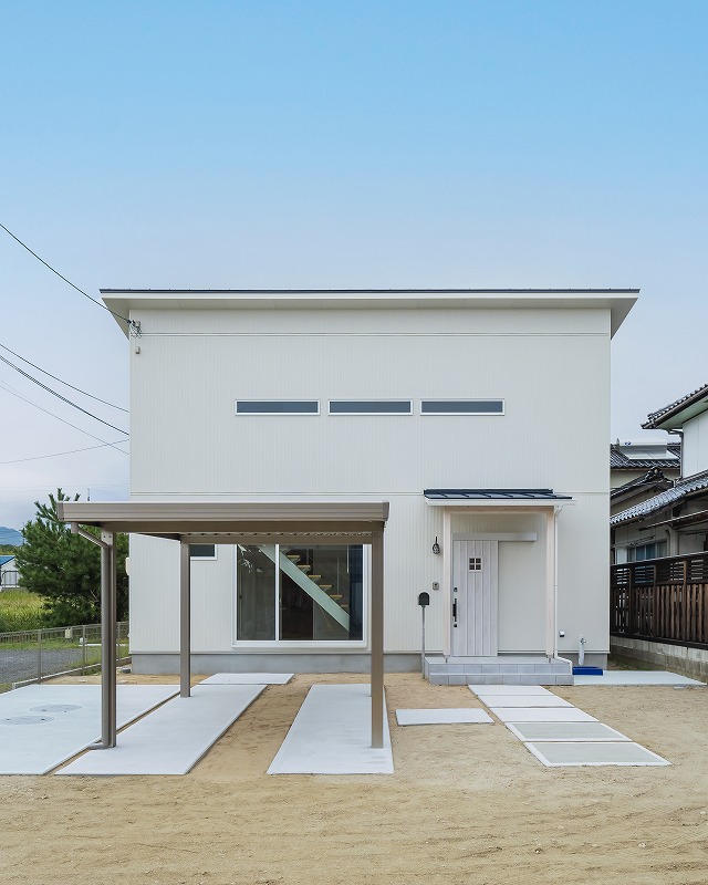 ホワイトを基調とした外壁に、スッキリとした直線のフォルムの外観。
洗練されたシンプルモダンな印象が、周囲の住宅と調和しながらも個性を感じさせます。