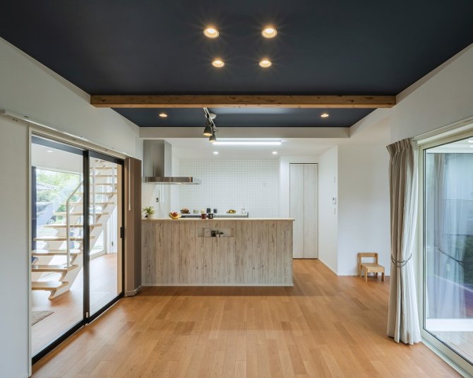 ネイビーのアクセントクロス×梁あらわしがメリハリのある空間を演出。
落ち着きとモダンさを両立させ、空間に奥行きをもたらします。