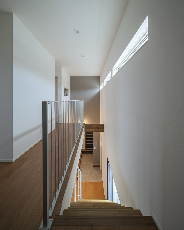 縦の空間を活かした吹き抜け設計。
高い位置にある横長スリット窓から、やわらかな光が差し込みます。