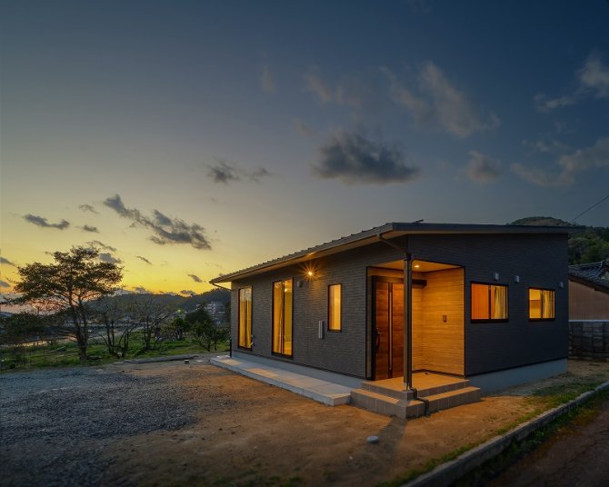 夕暮れに映える落ち着いた佇まいの平屋。
コンパクトながらも大きな窓が室内にやわらかな光を取り込み、ゆとりある暮らしを実現します。
フラットな動線で、将来を見据えた住まいです。