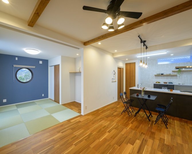 和室とLDKがゆるやかにつながる心地よい空間。
丸窓から望む借景が、暮らしに四季の彩りを添えます。