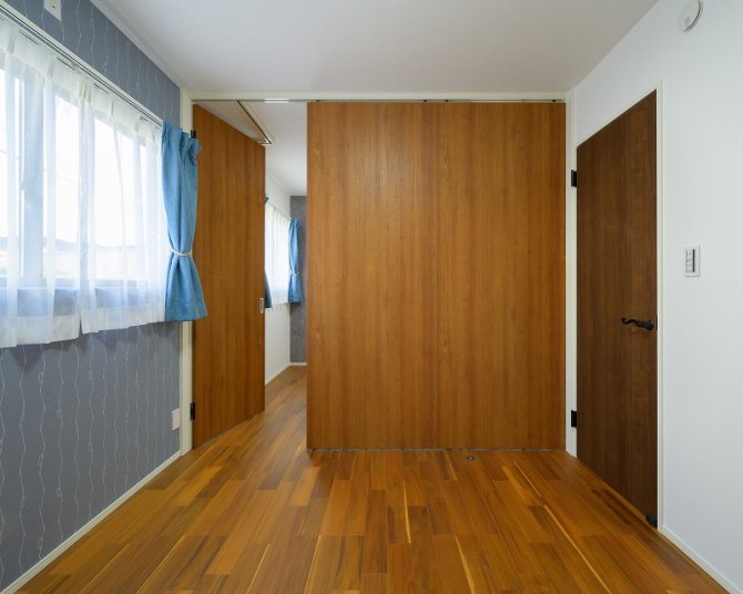 中央の引き戸を閉じれば、2つの空間に仕切ることができる柔軟な間取り。
生活スタイルに合わせて、子ども部屋やテレワークスペースなど多目的に使えます。
開ければ一体感のある広々とした空間としても活用可能です。