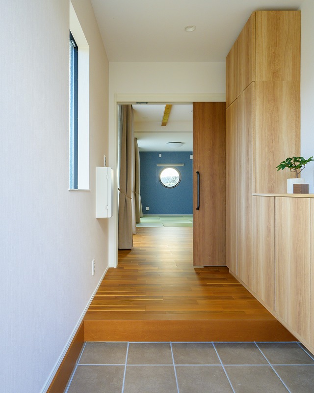 玄関から続く美しい木目の床と、奥に見える丸窓が印象的。
和モダンな空間が訪れる人をやさしく迎えます。