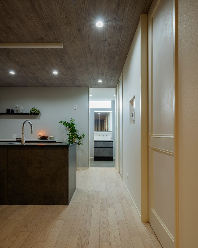 キッチン横から洗面室へ直接アクセスできるスムーズな家事動線。
料理や片付けの合間に洗濯や身支度ができ毎日の家事効率を高めます。
LDKから一直線につながるレイアウトで、家族の気配を感じながら過ごせるのも魅力です。