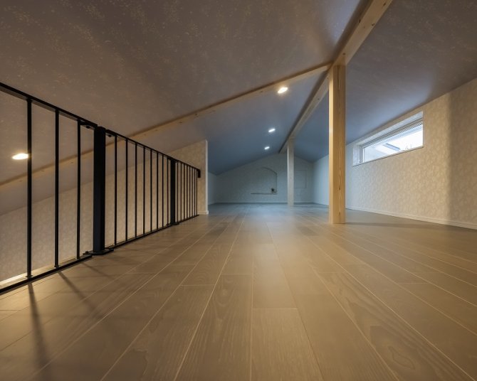 勾配天井とスリット窓で開放感を確保したロフト空間。
収納や趣味スペースとしても使える多目的な一室です！