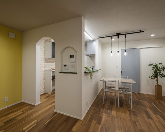 アーチの垂れ壁やニッチが可愛いアクセントに。
照明や扉の色使いも、おしゃれな暮らしのポイントです。