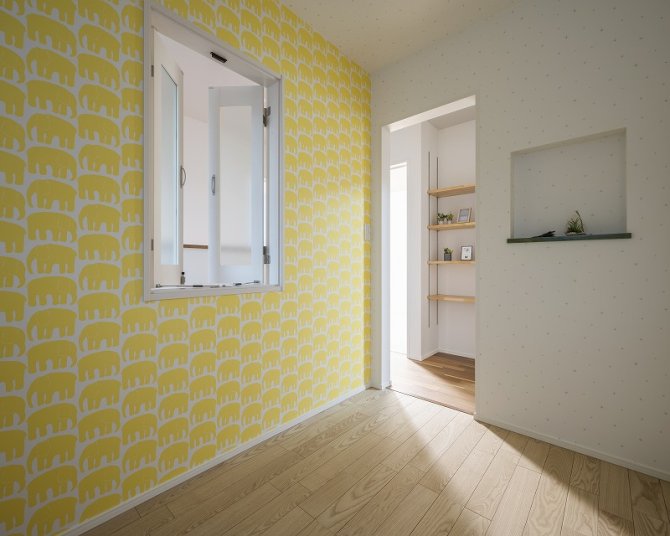 遊び心のあるゾウ柄クロスが印象的な空間。
室内窓やニッチもあり、明るく楽しい雰囲気に。