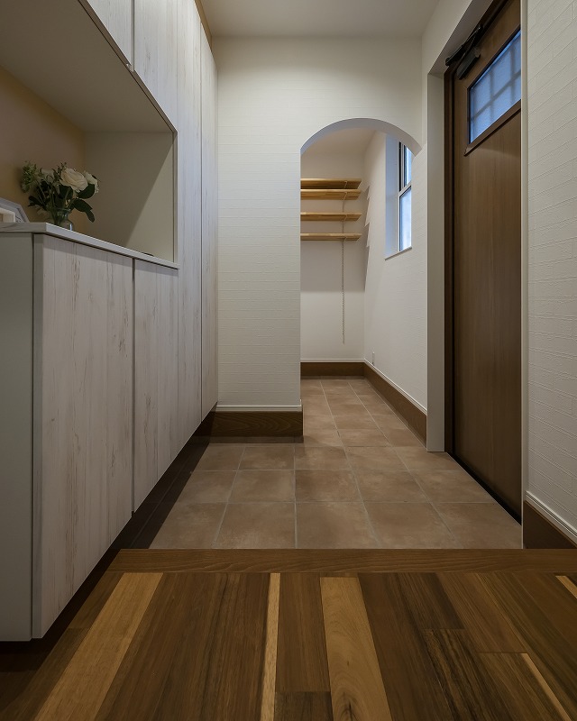 アーチの先に広がる土間収納で、使い勝手も見た目も◎
木目とタイルが調和した、あたたかみある玄関です。
