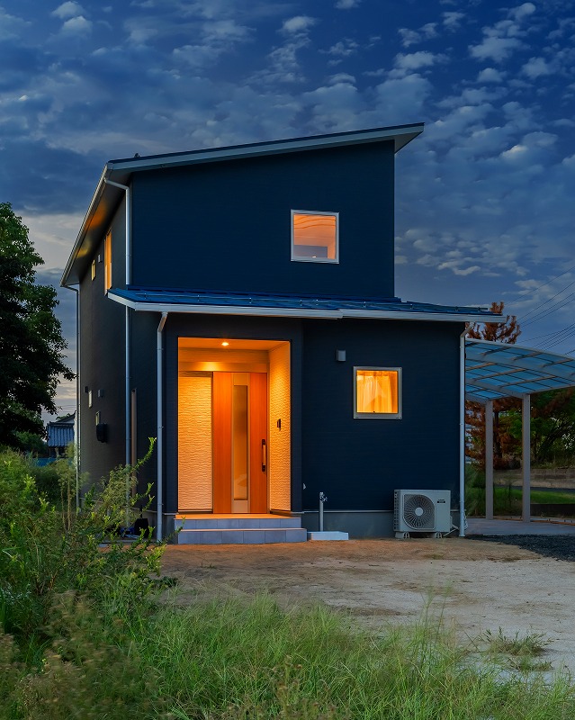 コンパクトな敷地でも存在感ある佇まいの外観。
無駄のない外観に、温もりある玄関の灯りが映えます。