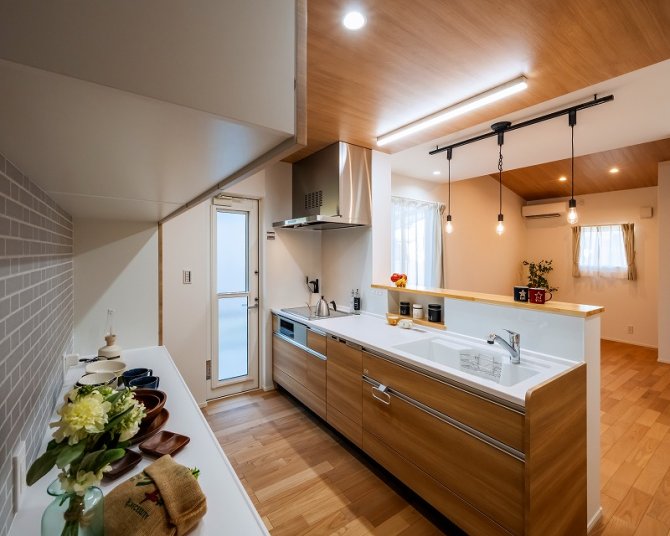 木目が美しい対面キッチンが主役のLDK。
天井まで統一感のあるデザインで心地よい空間に。