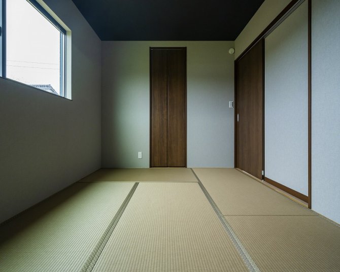 天井の黒が効いた、モダンで落ち着きのある和室。
ダークブラウンの建具が空間に上質さを加え、洗練された印象に。