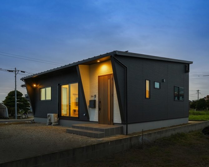 斜めのラインが印象的な平屋。
ブラックの外壁に白い玄関まわりが映えるデザインで、夜のライティングも美しく、シンプルながら個性が際立ちます。