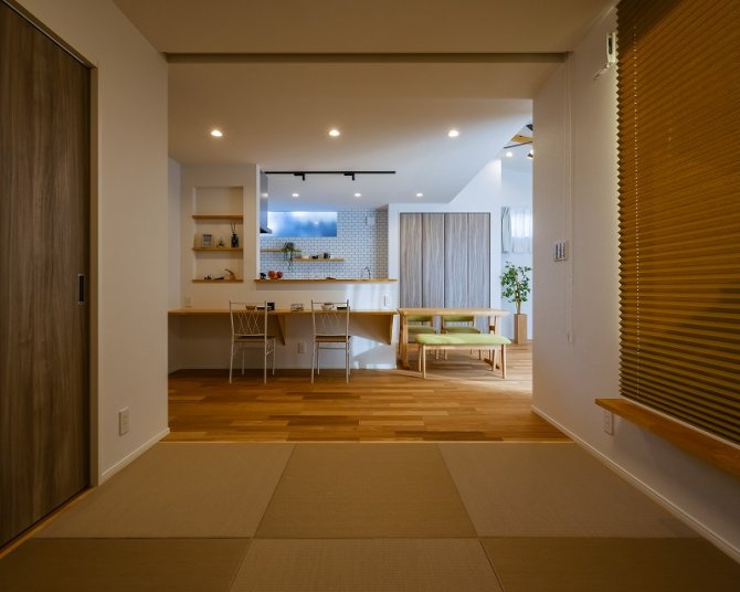 造作のカウンターや飾り棚、白いタイル壁などこだわりが詰まったデザイン。
家族の気配を感じながら、くつろぎと作業の場を両立できる心地よい空間です。