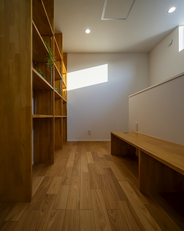 壁一面の造作棚とシンプルなカウンターデスクを備えたワークスペース。
自然光がやさしく差し込む明るい空間は、読書や趣味、リモートワークにもぴったりの場所です。