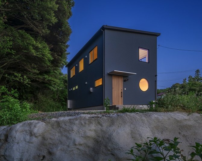 丸窓が印象的な外観デザイン。
シンプルなフォルムに遊び心をプラス！