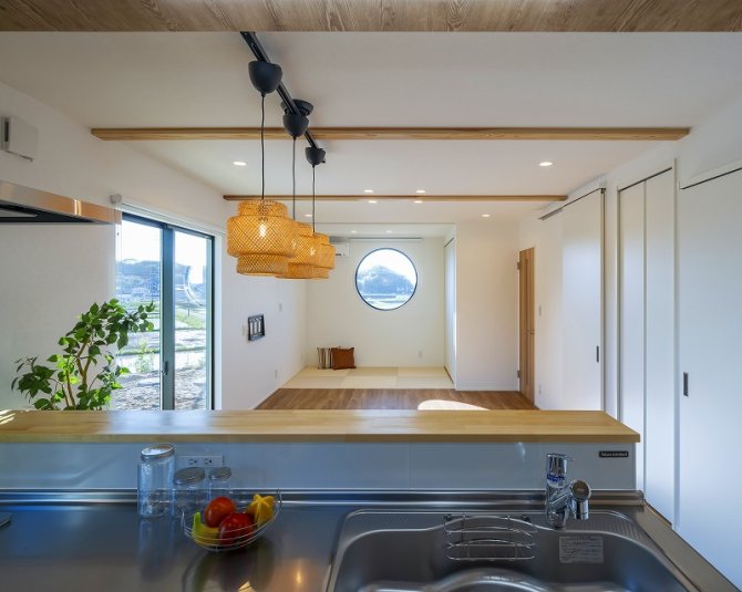 キッチンから丸窓越し景色を楽しめる設計が魅力！
黒いフレームの丸窓がシンプルな空間を引き締めます。