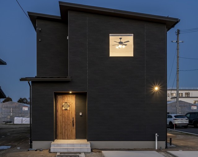 シックな黒の外壁に木目の玄関が映える外観。
夜の灯りが優しく家族をお出迎えします。