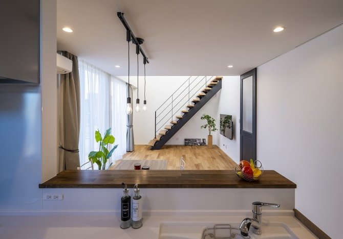 キッチンで家事をしながらリビングや階段が見える間取り。
