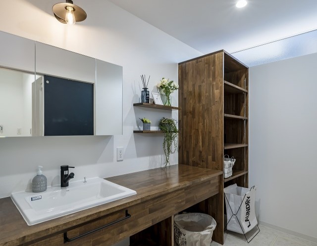 収納力抜群の造作洗面台。
落ち着きと高級感を演出するスタイリッシュな空間になりました。