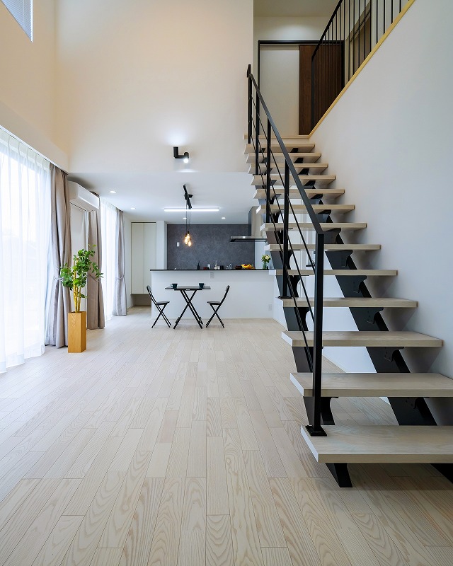 吹き抜け×スケルトン階段
視線が抜けるため視覚的な圧迫感を与えにくく、開放的なお部屋に見せることができます。