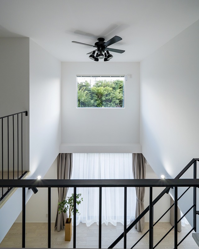 吹き抜けの窓から緑を取り入れた設計。
自然の光も入ってくるので、家の中にいながらも心地の良い空間となります。
