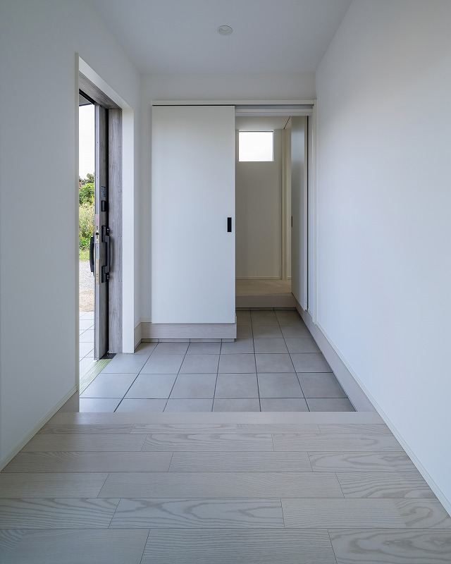 玄関からLDKに直接入れる動線と、玄関からWIC・洗面所を経由してLDKに繋がる2WAY動線です。
生活動線がスムーズになり、来客時と普段の生活で使い分けができます。