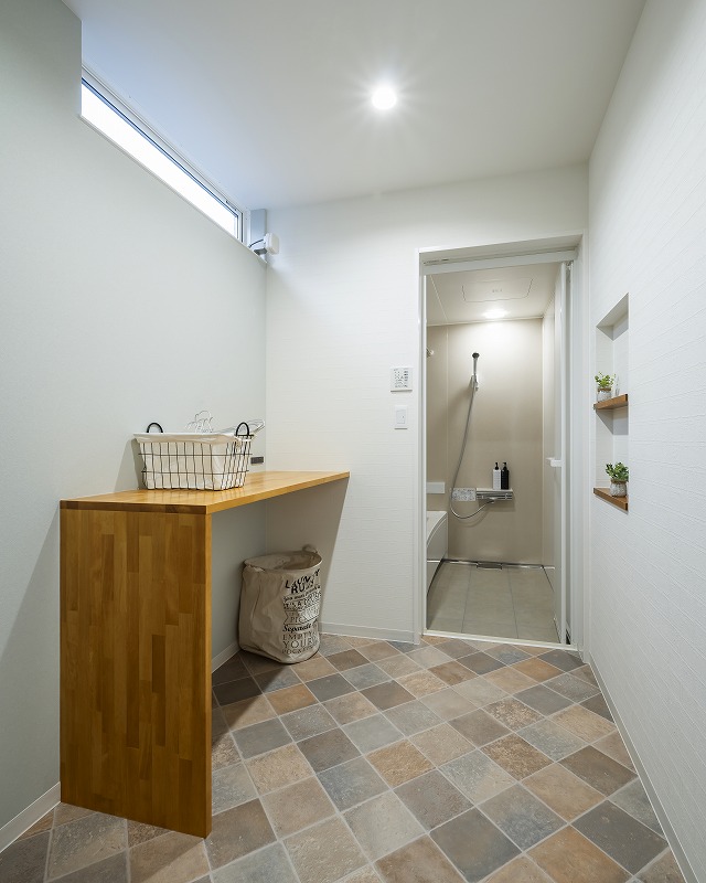 タイル調フロアがアクセントになった、センス光るランドリールーム。
造作カウンターで洗濯や家事が快適に！