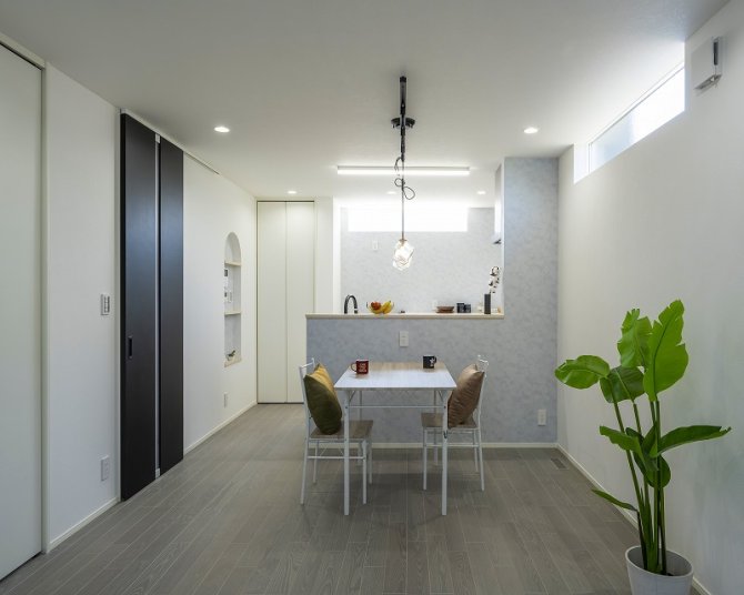 フルハイドアと高窓からの光がたっぷり入り、明るく開放的なLDK。ブルーのアクセントクロスが爽やかさと遊び心を添えます。カウンターキッチンは配膳や片付けもしやすく、家族が自然と集まり憩える、デザイン性と使いやすさを大切にした空間です。