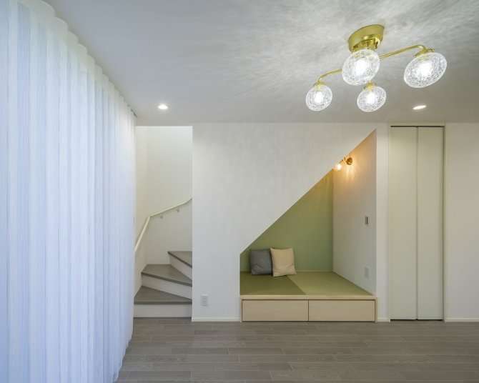 くつろぎやお子様の遊びスペースにぴったりな階段下のヌック。やさしい配色と間接照明が落ち着きを演出します。畳敷きでごろんと横になれ、下部には引き出し収納も備えました。子どもから大人まで楽しめる、心地よいおこもり空間です。