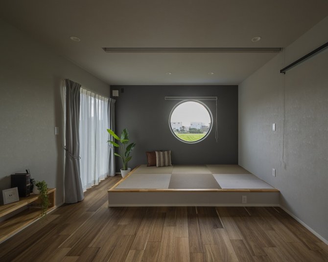 丸窓からの眺めが映える、心安らぐ小上がり畳スペース。
正面の窓が景色を額縁のように切り取り、まるで一枚の絵画のようです。
