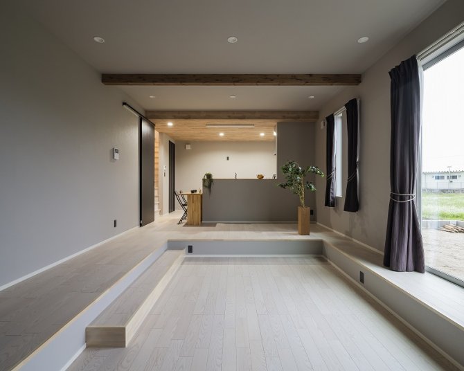 一段下がったリビングが印象的な空間。
リビングとキッチンがゆるやかに分かれた設計で、メリハリのある暮らしが叶います。大きな窓からの採光もたっぷりで、明るく開放感のあるLDKです。