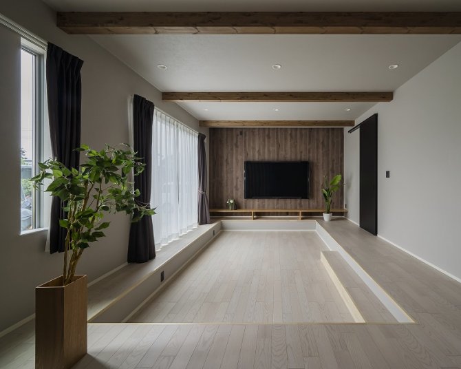 天井の梁や木目調のアクセントクロスがナチュラルで落ち着いた雰囲気を演出。
やわらかな自然光とシンプルで洗練された内装が調和し、心地よいリビングです。