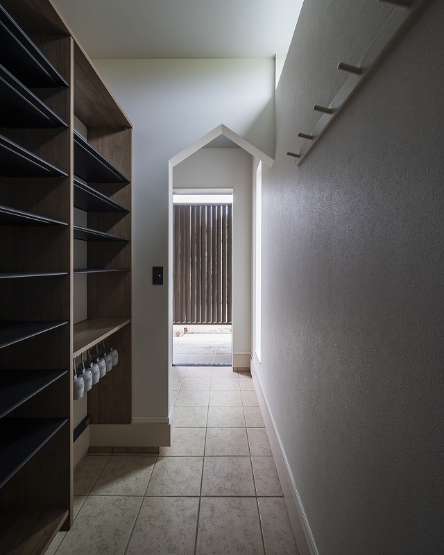 垂れ壁がアクセントになった遊び心あるシューズクローク。
収納力もたっぷりで、家族分の靴はもちろん、アウトドア用品などもしっかり整理できます。